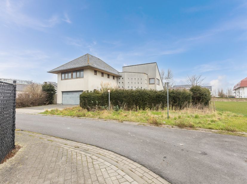 Située dans le quartier calme et populaire de Miami à Middelkerke, cette villa indépendante offre une opportunité unique pour ceux qui recherchent de