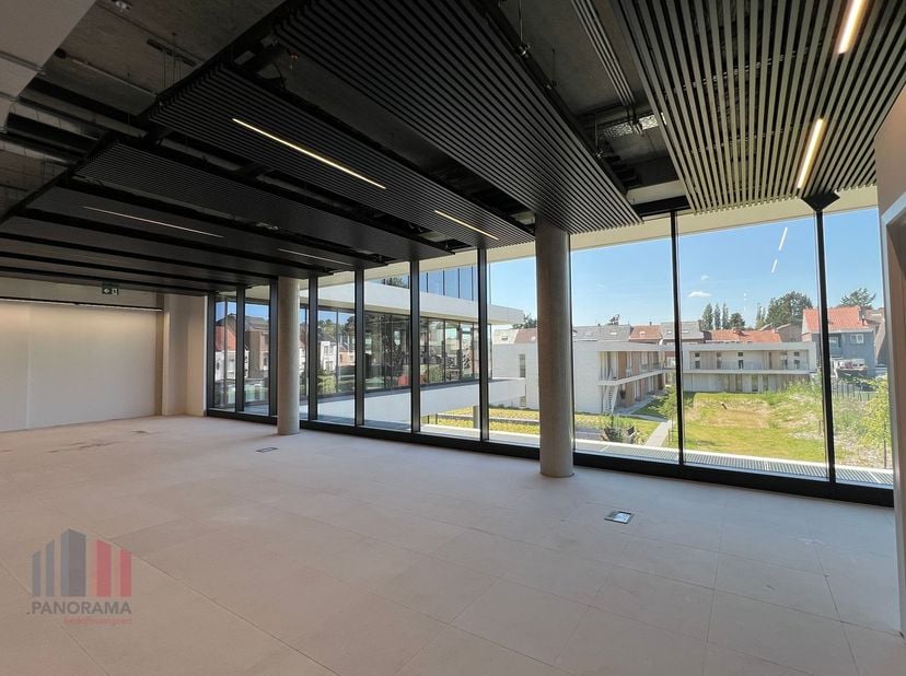 Fenomenaal gelegen nieuwbouw kantoren/polyvalente ruimtes van 300 m² te huur OP de hoek tussen de A12 en de R0, op slechts 200 m van de A12 op- en afr