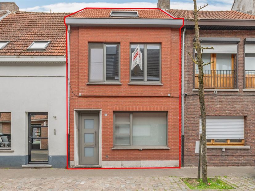 Ruime gezinswoning met 3 slaapkamers, stadstuin én servitudeweg!&lt;br /&gt;
Omschrijving:&lt;br /&gt;
We betreden de woning via een ruime inkomhal die leidt naar