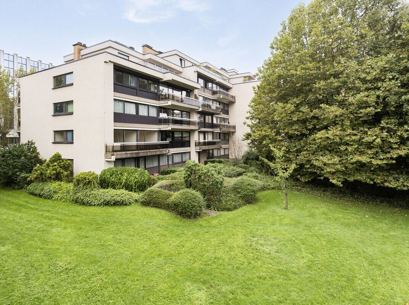 La résidence est entourée de beaucoup de verdure et possède une belle terrasse à l&#039;avant (sud)! Il est situé près du centre de Strombeek-Bever et à qu