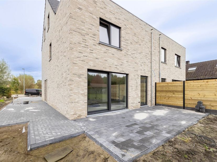 Twee ruime, uiterst energiezuinige BEN+ nieuwbouwwoningen (Epeil &amp;lt; 0), uitgerust met 3 slaapkamers (mogelijkheid tot 5), op een mooi perceel van 50