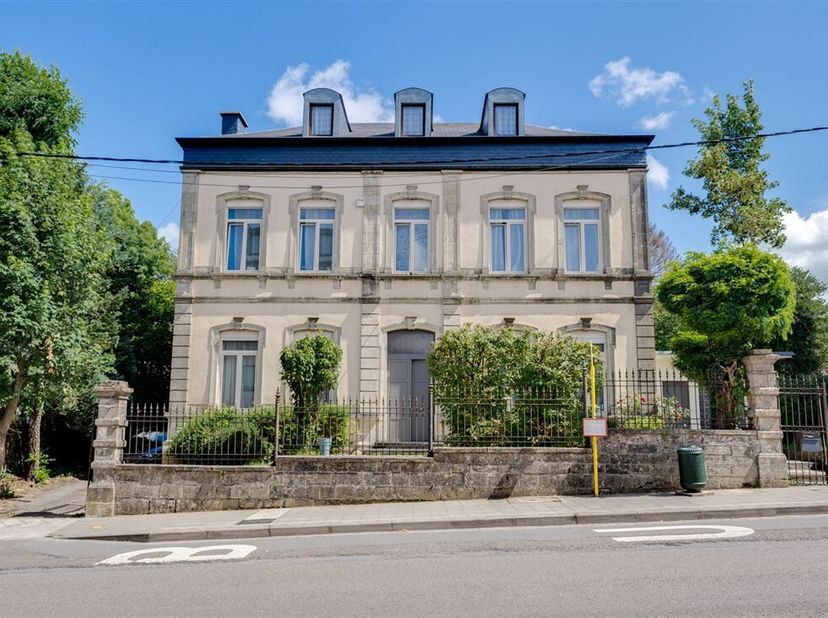 W Immobilière vous propose à Arlon, une SUPERBE DEMEURE DE CARACTERE, vous offrant du volume, du caractère et un cadre de vie exceptionnel. Ce bien es
