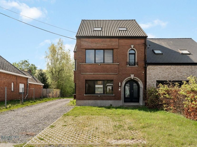 Op een uitstekende locatie te Onze-Lieve-Vrouw-Waver bevindt zich deze ruime woning met 3 slaapkamers en ruime tuin op een mooi perceel van 1186 m². U