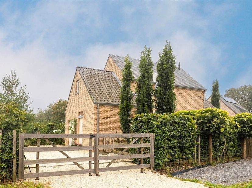 Charmante, energiezuinige woning met 2 slaapkamers, 2 badkamers en tuin op 454m². Gelegen op een gunstige locatie te Hulshout vinden we deze karakterv