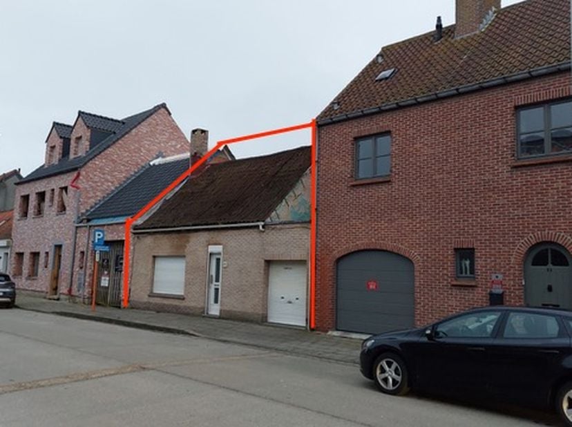 magnifiquement situé Entièrement à rénover maison avec garage, Cour et jardin avec une vue unique. 140m2, largeur de façade 9m50 ! Hauteur du bâtiment