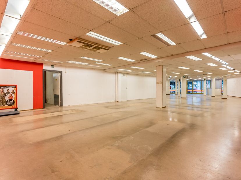 Zeer gunstig gelegen handelspand. Ruime winkelruimte met magazijn, kitchenette en garage. Totale oppervlakte 300m². Aparte toegang via garage Frans Va
