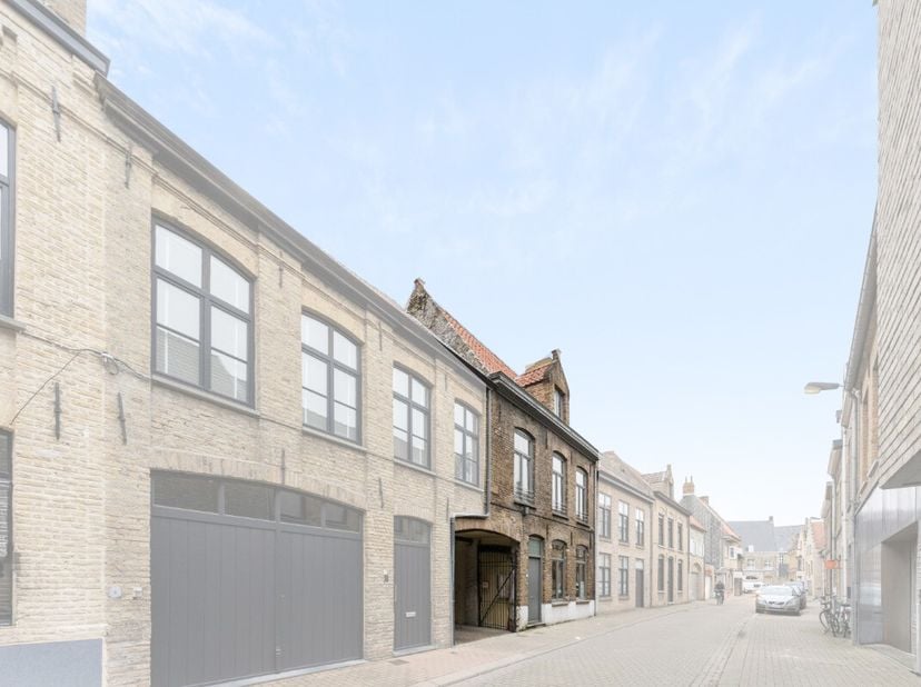 [[ DIT PAND NEEMT DEEL AAN DE ERA OPEN HUIZEN DAG OP 15/3 VAN 9:30 TOT 10:30 ]] Woning met garage en 3 slaapkamers te koop in Veurne Deze woning bevin