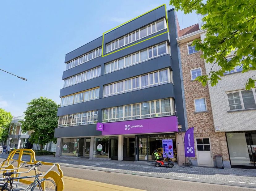 Dit ruime en instapklare appartement met drie slaapkamers is centraal gelegen in Mol-Centrum, op wandelafstand van winkels, openbaar vervoer, het stat