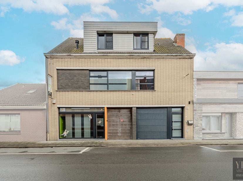 Ruim app 263m2 + atelier/magazijn 475m2 en winkelruimte in Oudenburg&lt;br /&gt;
Op zoek naar een unieke woon- en werkcombinatie in het hart van Oudenburg?