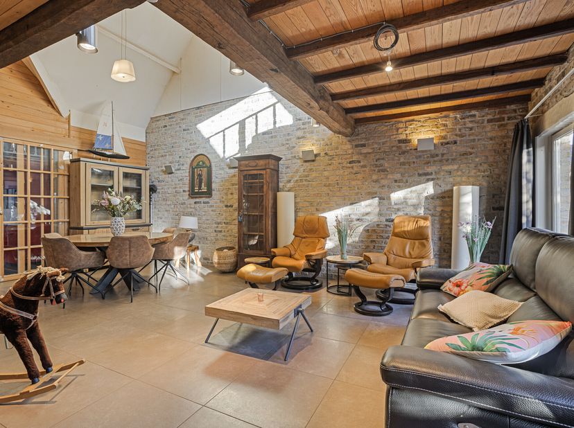 Cette maison à vendre est idéale pour quelqu&#039;un qui souhaite vivre dans un endroit calme. Au fil des ans, la maison a été rafraîchie et mise en ordre