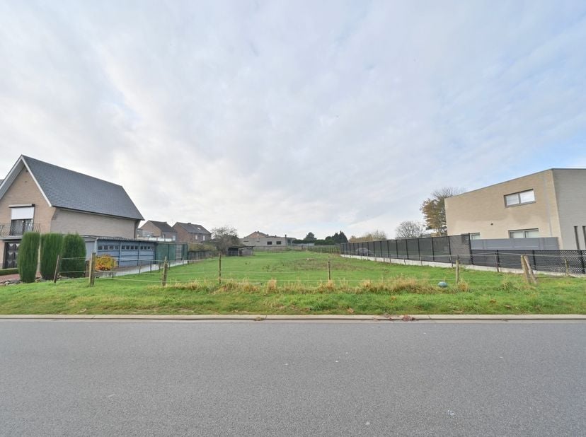Bouwgrond bestemd voor open bebouwing van 21a 26ca (2.126 m²) centraal gelegen in Lanaken-Veldwezelt, op slechts 2 km van Maastricht.&lt;br /&gt;
Mogelijkhe