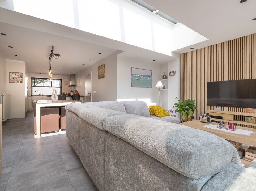 In het centrum van Heist, op wandelafstand van winkels, horeca en openbaar vervoer, bevindt zich deze volledig gerenoveerde en instapklare woning. Dan