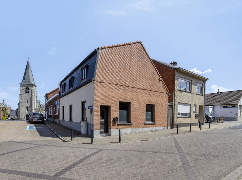 Au cur du charmant village de Brussegem, une section de la commune de Merchtem, nous vous proposons cette spacieuse maison pleine de caractère. Située