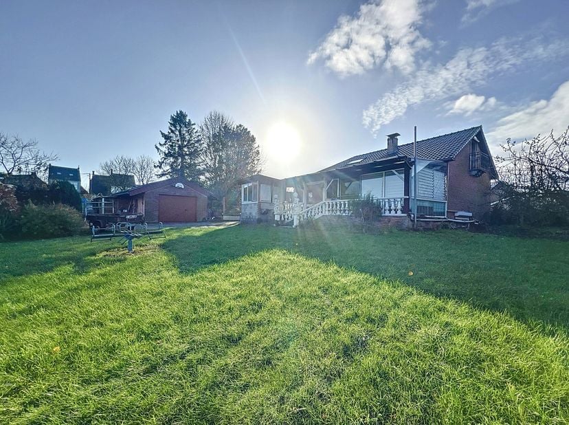 Dans une calme et à proximité des commodités, Immo Dussart vous propose cette magnifique villa 4 façades de plein-pied sur un terrain de 41a (2.800 m²