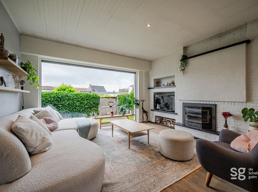 In een gezellige wijk, op een rustige locatie en toch vlot bereikbaar, bevindt zich deze instapklare, recent gerenoveerde woning. Dankzij de doordacht