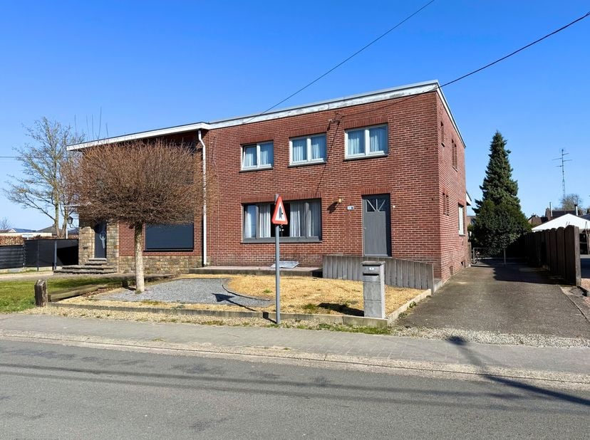 Ruime halfopen woning met grote tuin in Dilsen-Stokkem&lt;br /&gt;
&lt;br /&gt;
Op een perceel van circa 7 are vind je deze halfopen woning met een sterke basisst