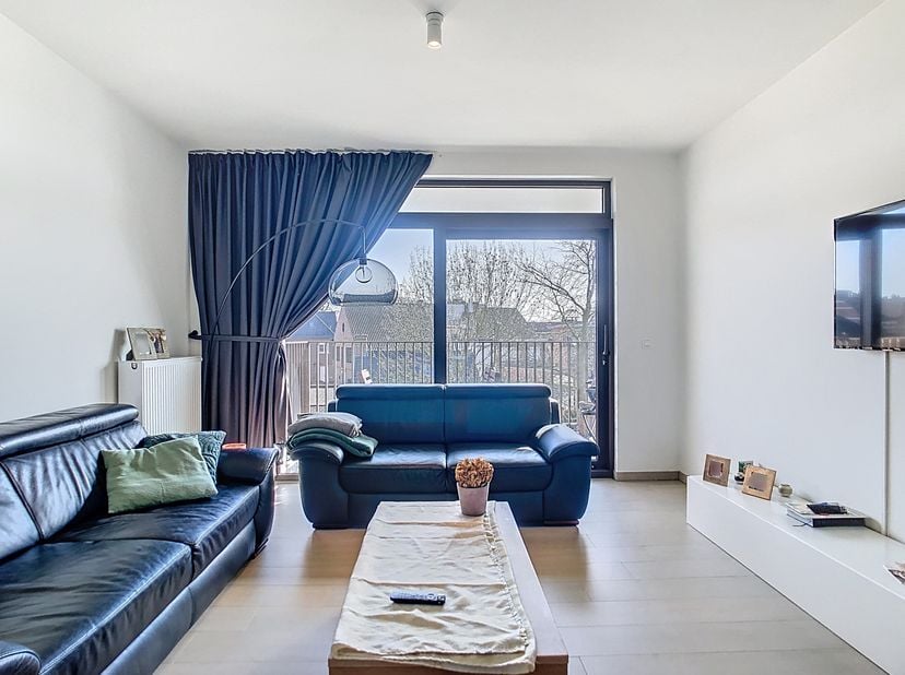 Cet appartement prêt à emménager offre une expérience de vie agréable grâce à son hall d&#039;entrée spacieux, à un salon lumineux avec une cuisine ouverte