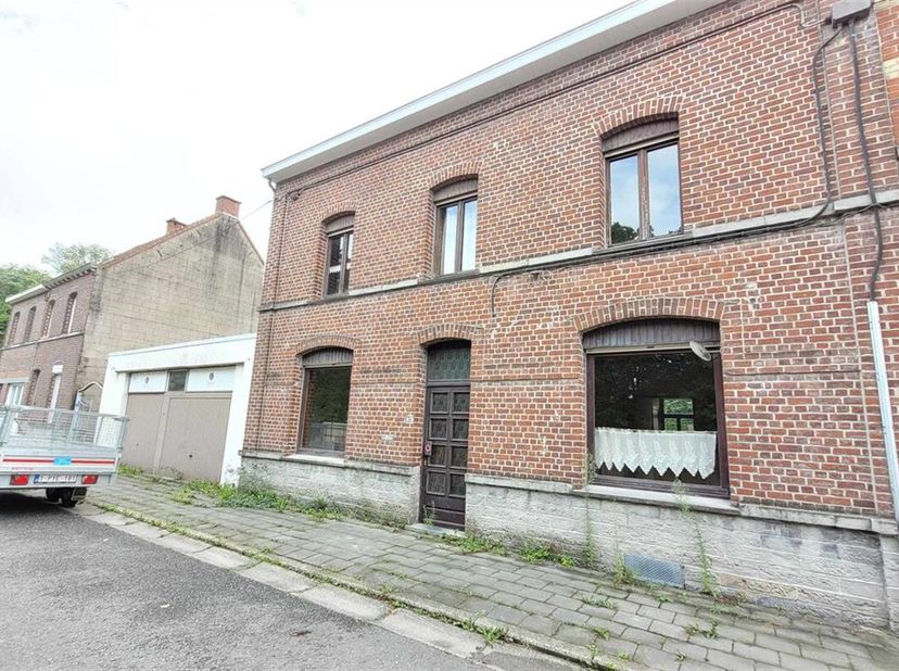 Vaste maison développant un volume considérable (300 m²) située dans un cul de sac dans le village de Vaulx.&lt;br /&gt;
Composition :&lt;br /&gt;
Vous y trouvere