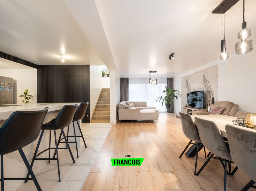 Welkom in deze prachtige halfopen bebouwing in de Pastoriestraat 1 te Roksem. Deze hernieuwbouw combineert eigentijdse architectuur met hoogwaardige a