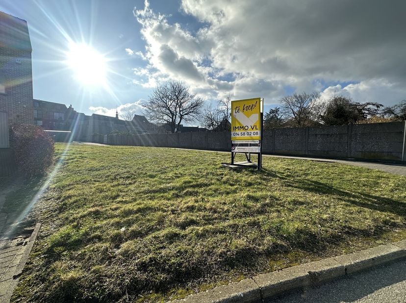 Rustig gelegen bouwgrond met zuid-gerichte tuin!&lt;br /&gt;
Dit perceel te Hoflaan in Meerhout, bevindt zich pal in het centrum maar toch op een rustige lo