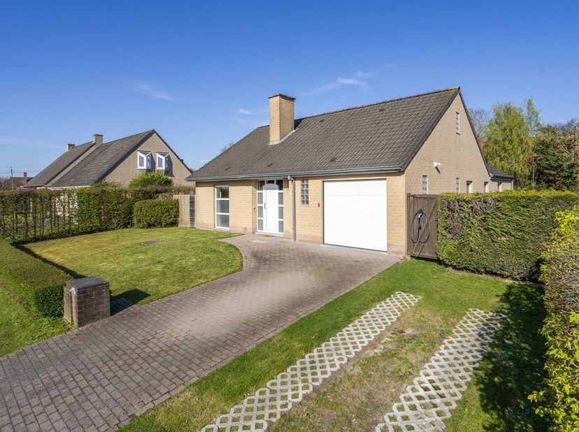 Op zoek naar een instapklaar huis te koop? Deze open bebouwing te koop valt onder de categorie bungalow / gelijkvloerse woonst. &lt;br /&gt;
Indeling:&lt;br /&gt;