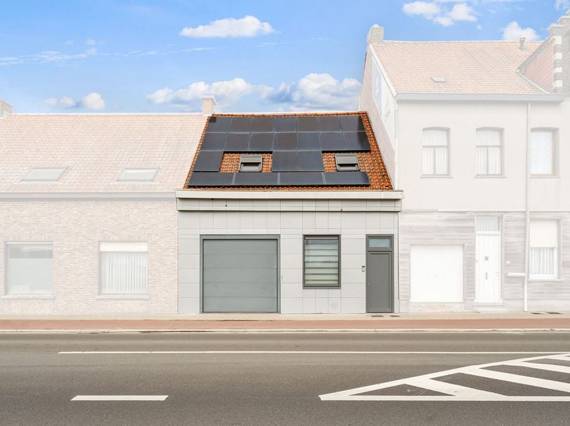 Ontdek deze volledig gerenoveerde woning in Deerlijk, ideaal gelegen nabij snelwegen, supermarkten en andere voorzieningen.&lt;br /&gt;
Deze instapklare won