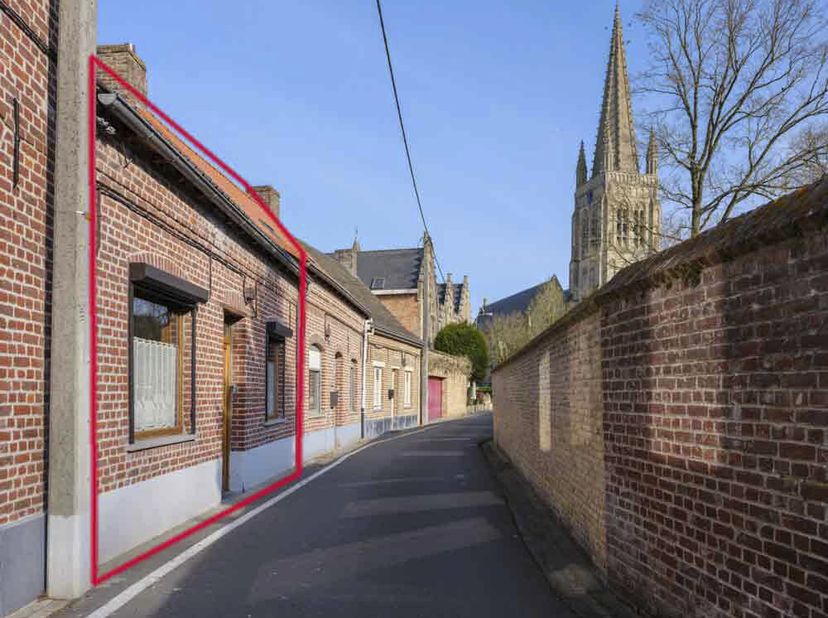 RUSTIG GELEGEN WONING -  &lt;br /&gt;
 &lt;br /&gt;
Deze woning is gelegen nabij het centrum van Elverdinge.  &lt;br /&gt;
Deze bestaat uit: leefruimte, keuken, kelder,