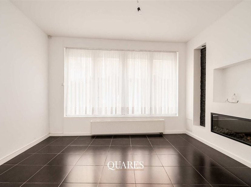 Deze ruime, instapklare woning werd door de jaren heen gedeeltelijk gerenoveerd. Dankzij het uitstekende onderhoud en de logische, praktische indeling