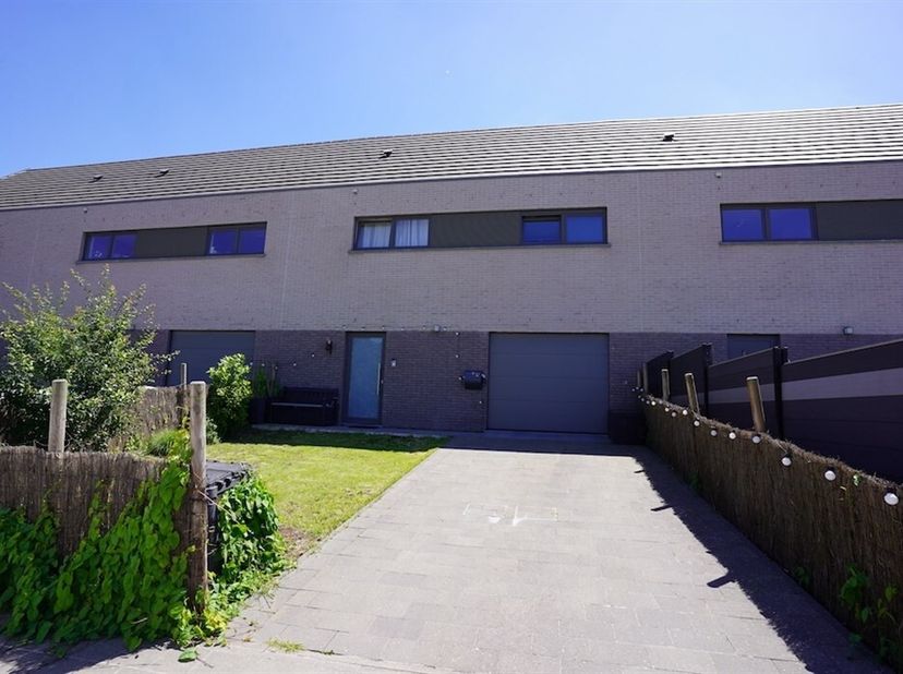 Jonge rijwoning voorzien van oprit én garage heeft precies wat jullie nodig hebben!&lt;br /&gt;
Gelegen nabij Kooigem, St-Denijs en Spiere- Helkijn. Vrij ru