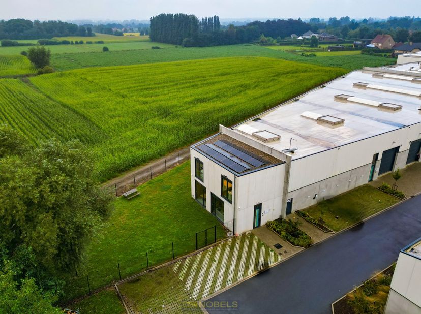 Vlieg mee door deze eigendom: www.youtube.com/embed/XhkMUfGyUZM&lt;br /&gt;
&lt;br /&gt;
Uitstekend gelegen, DESIGN AFGEWERKTE BEDRIJFSUNIT (2020) met KANTOOR en