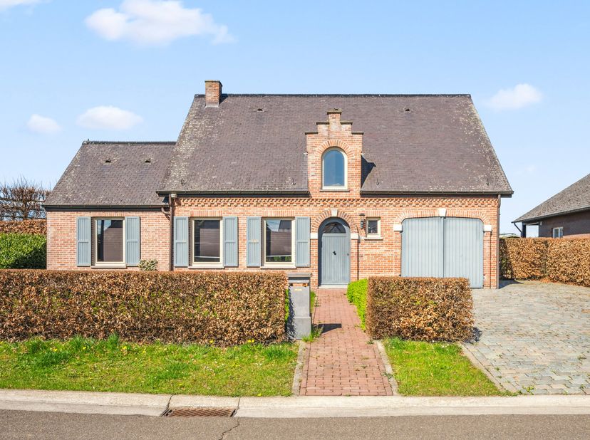 Deze charmante woning is rustig gelegen nabij het centrum van Hulshout, op een mooi perceel van 707 m². De woning beschikt over een bewoonbare oppervl