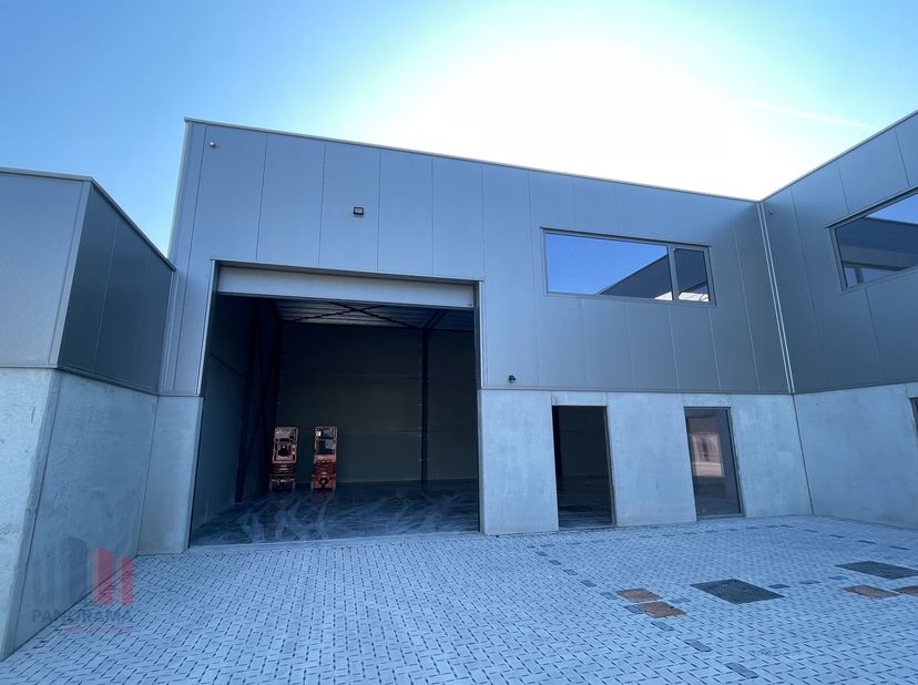 Nieuwbouw KMO-unit van 384 m² en 4 privatieve parkeerplaatsen op een uitzonderlijke ligging te koop.&lt;br /&gt;
&lt;br /&gt;
De casco KMO-unit heeft een vrije ho