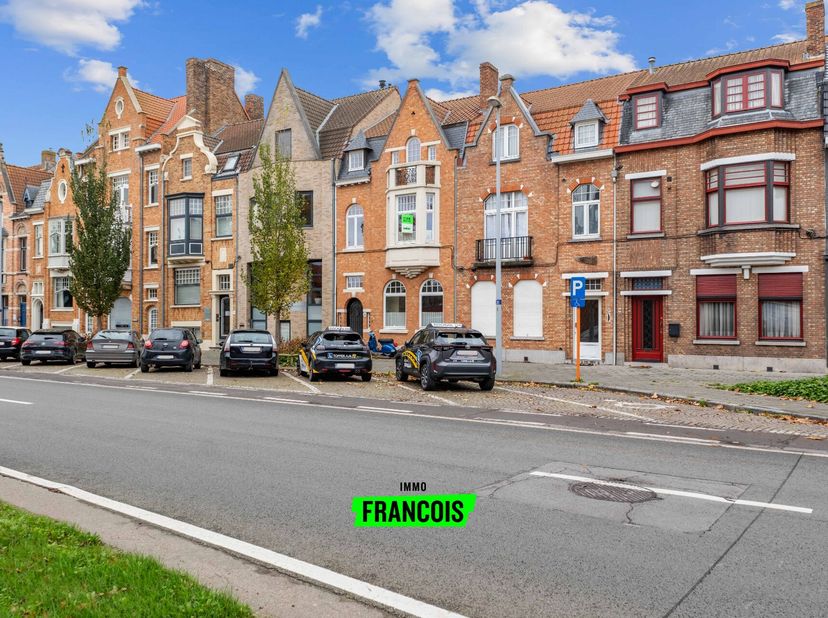 Dit prachtige herenhuis is centraal gelegen te Kristus-Koning langs de Komvest. De woning bevindt zich op een toplocatie, op wandel- en fietsafstand v