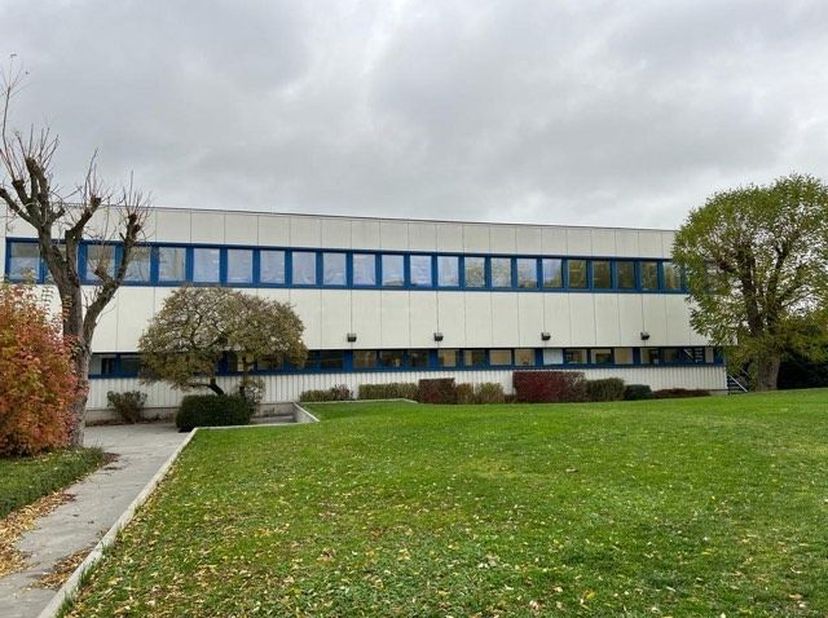 Superbe espace de bureaux lumineux de 367 m² situé à 600 m à peine de la Steenweg sur Bruxelles, qui rejoint après +/- 300 m la bretelle d&#039;accès au R0