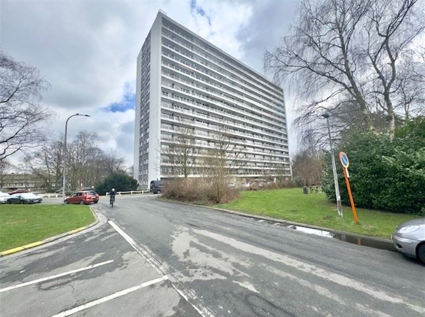 BEZOEKMOMENT ZATERDAG 19/4 &lt;br /&gt;
VAN 10U30 TOT 11U30 ZONDER AFSPRAAK&lt;br /&gt;
Ruim, instapklaar hoekappartement nabij Waasland Shopping Center met vlott