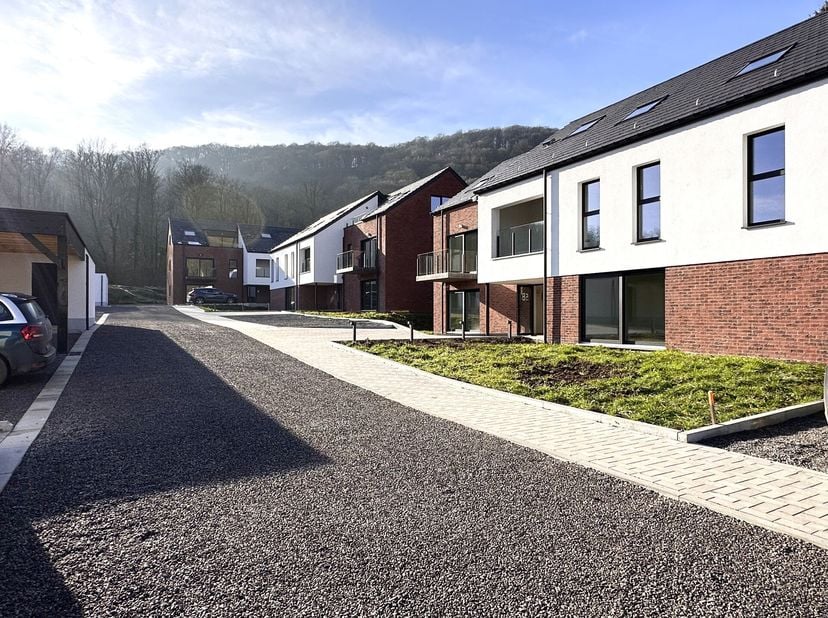 PROFONDEVILLE  Dans un écrin de verdure, bel appartement contemporain (2CH/1SDB) de 102,50 m² situé au rez de la résidence Â Clos de la Hulle Â. Il se