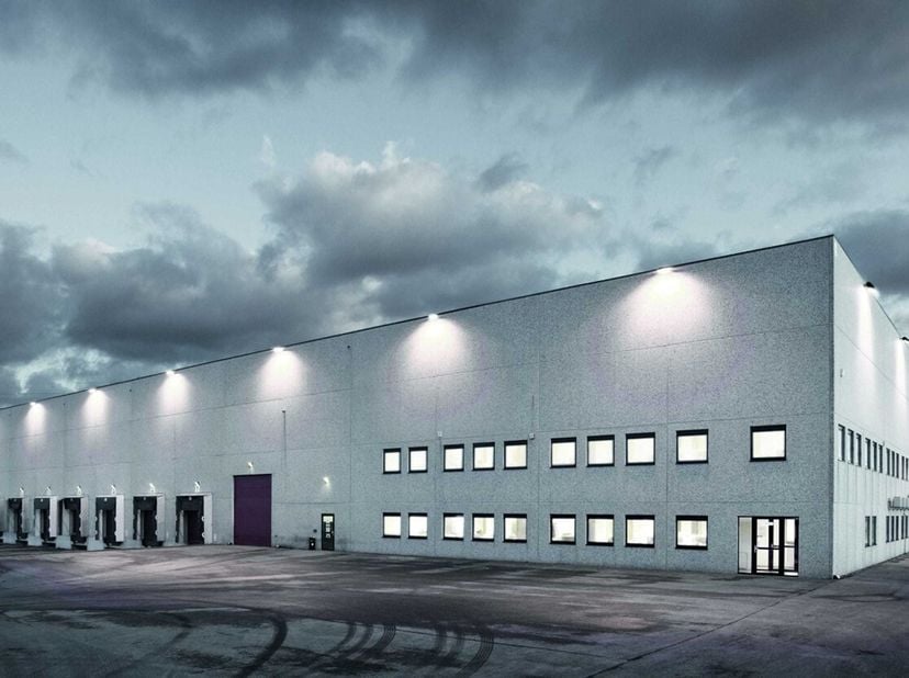 Het betreft een logistieke site langsheen de E313 gelegen te Milmort, Luik.&lt;br /&gt;
De vlotte aansluitingen naar het drielandenpunt maken deze site een