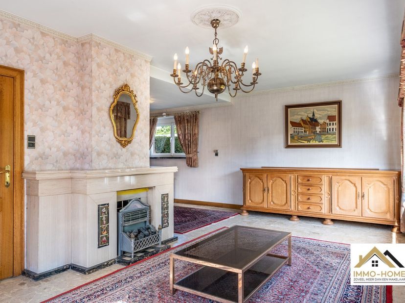 Deze karaktervolle woning is een mooie opportuniteit voor iemand die op zoek is naar een op te frissen pand waar veel eigen persoonlijkheid in kan gel