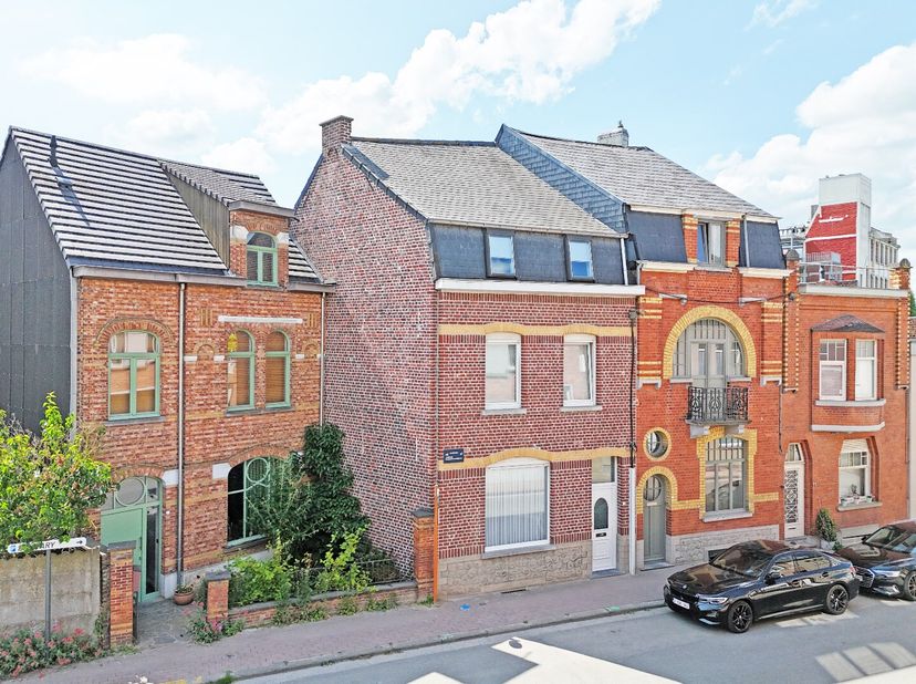 Deze interbellum woning dateert uit 1932 en bevindt zich langs de Gustaaf Schockaertstraat te centrum Zottegem. De woning is zeer vlot bereikbaar en b