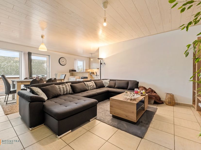Op een goede locatie in het centrum van Peulis bevindt zich dit energiezuinig appartement met 3 slaapkamers. U bevindt zich hier op wandelafstand van