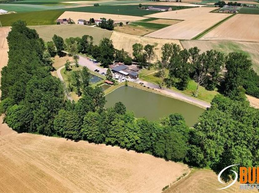 Te koop 100% van de aandelen van Les Etangs des Fouilles n.v., gebouw en goodwill gebruikt als visserij - restaurant - feestzaal - paardenboxen op 4,3