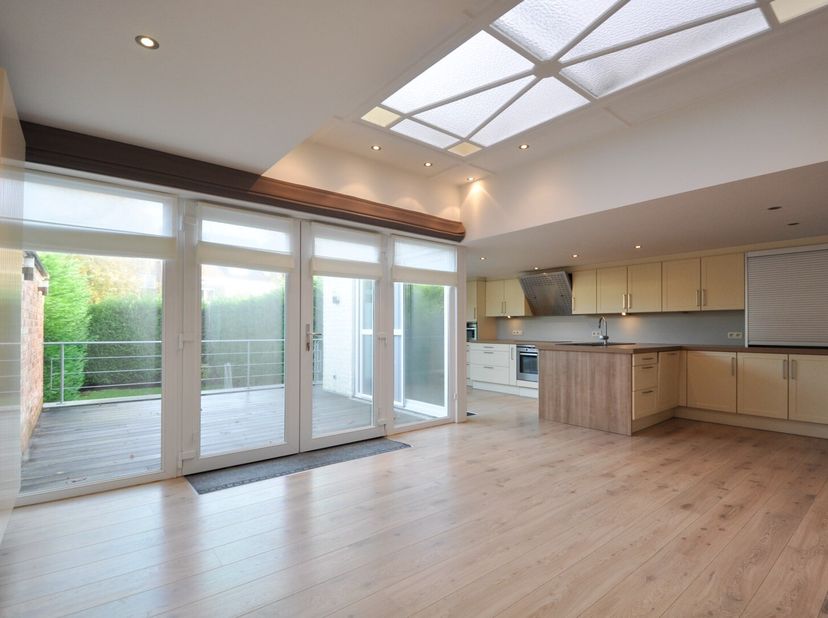Ontdek deze ruime woning te huur die ideaal gelegen is in het hart van Kristus-Koning, op een steenworp van het centrum van Brugge, invalswegen, Expre