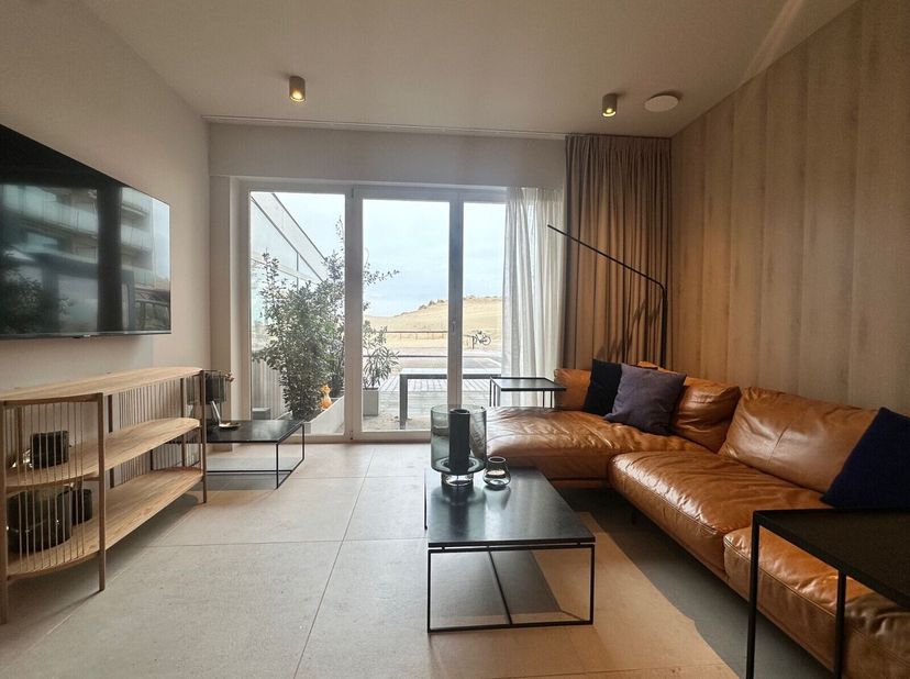 Modern en instapklaar appartement op de gelijkvloerse verdieping op de Zeedijk van Oostduinkerke met prachtig uitzicht op de zee en de duinen. Er is e