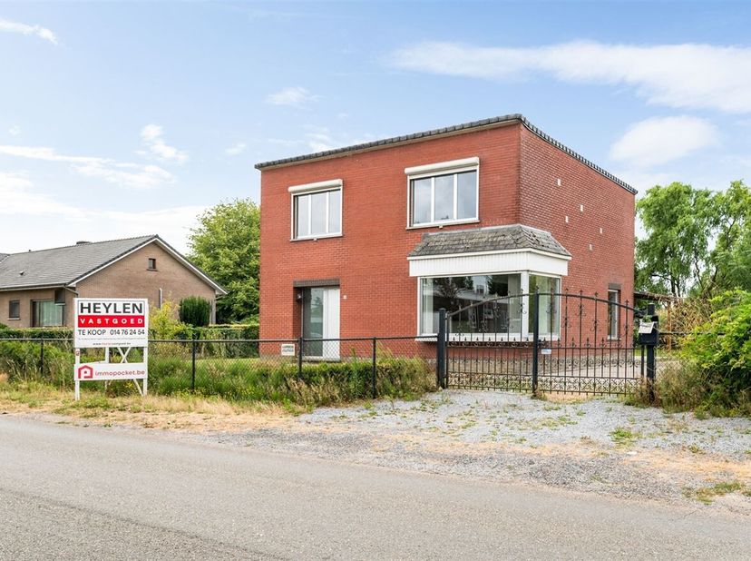Te moderniseren open bebouwing te Geel op 14.411 m².&lt;br /&gt;
Indeling:&lt;br /&gt;
- Kelder;&lt;br /&gt;
- Gelijkvloers: inkomhal, woonkamer, keuken, bijkeuken, bad