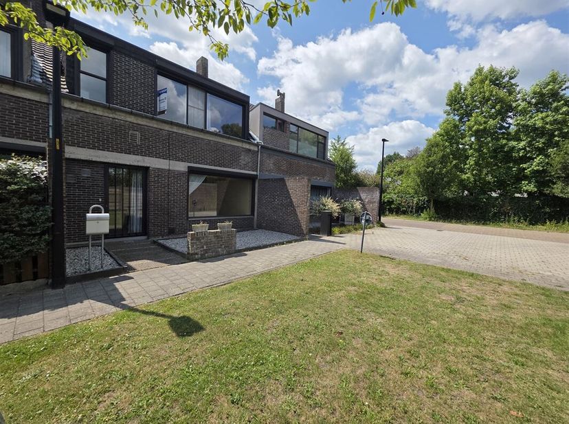 Ce spacieux bâtiment fermé d&#039;une surface habitable de 160 m² offre beaucoup de potentiel pour ceux qui recherchent une maison de caractère et des poss