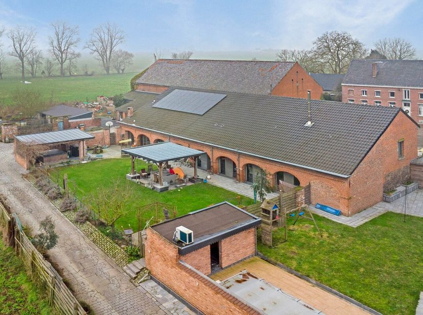 Vous rêvez d&#039;un cadre de vie moderne, élégant, de haute qualité énergétique, et parfaitement aménagé ? Le tout agrémenté d&#039;un hangar de +/- 440m². Ne