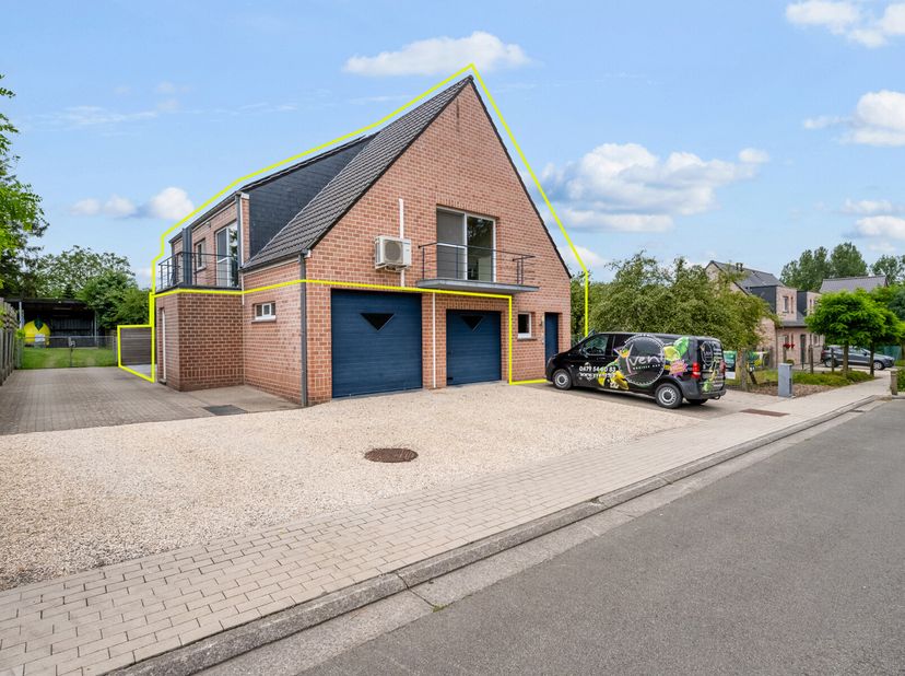 A Grimminge, une commune de Geraardsbergen, se trouve ce petit immeuble avec un débarras et un garage au rez-de-chaussée (non inclus dans le loyer, il