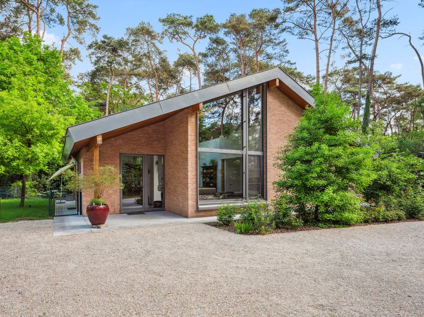 In het hartje van het residentiële Keerbergen bevindt zich deze villa op een perceel van 2.386 m². Met een bewoonbare oppervlakte van 202 m² en een ui