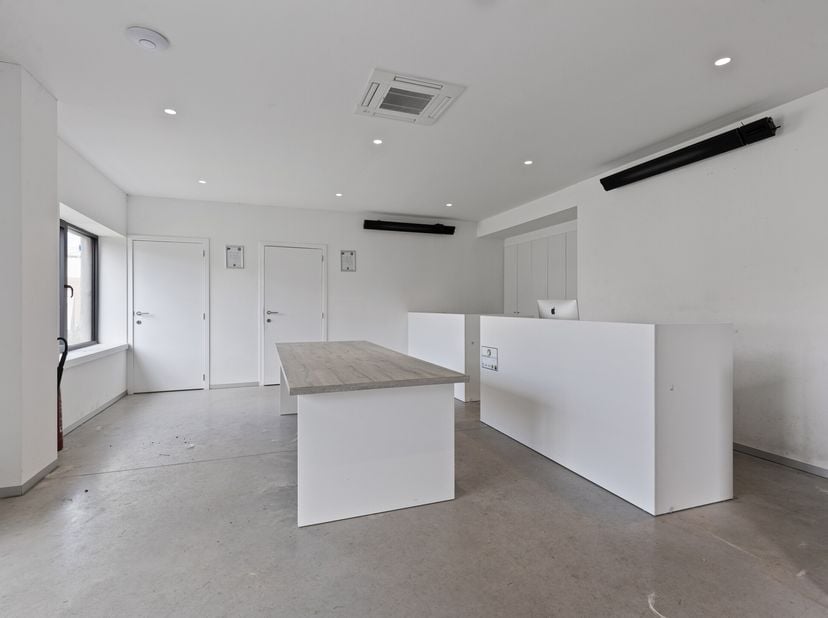 Grand entrepôt avec bureau intérieur à louer à Ostende. Superficie totale de 925 m² + espace bureau de 50 m² + plusieurs places de parking.&lt;br /&gt;
Desc
