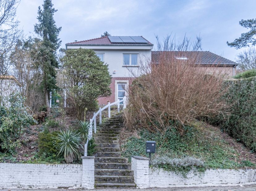 TRIOR Rixensart vous propose, idéalement située à proximité immédiate du centre et de la gare, cette charmante maison de 120m² habitables. Elle se com